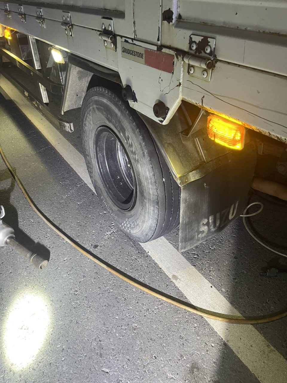 Đêm khuya chạy xe nổ lốp tại Tiền Giang thì cần liên hệ đơn vị nào?